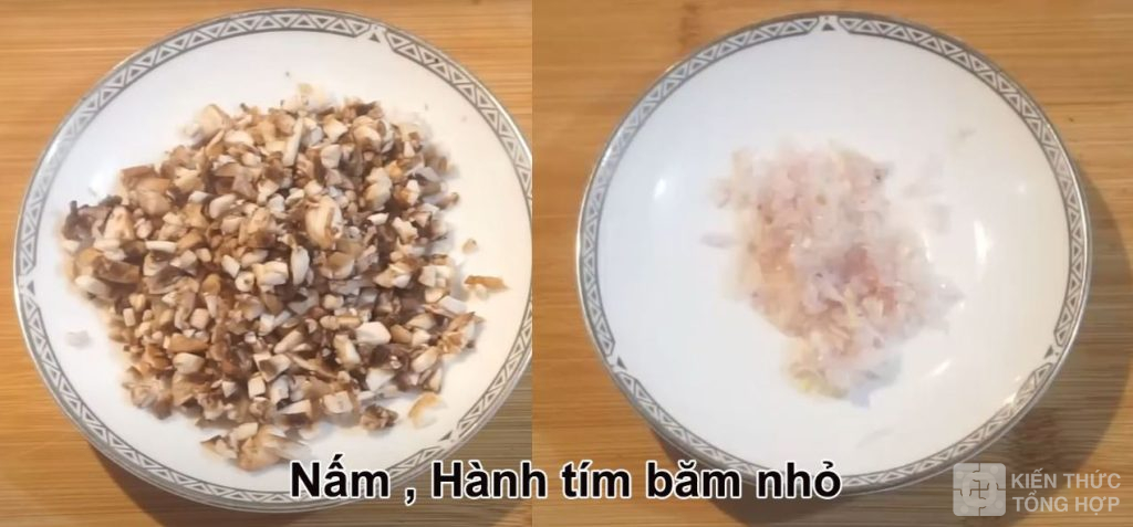 Băm nhỏ nấm và hành tím