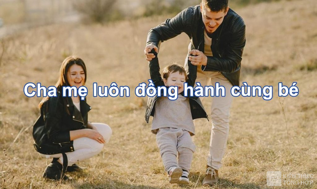 Cha mẹ  nên đồng hành cùng bé để tránh các bệnh tâm lý 