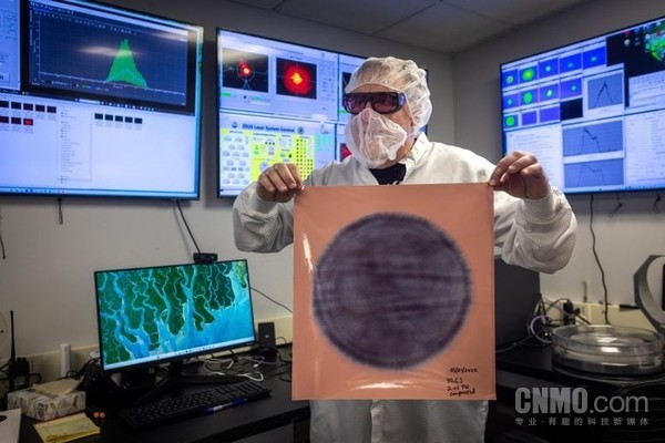 Tia laser mạnh nhất của Mỹ, ZEUS, phát ra chùm tia 2 petawatt vượt quá sản lượng điện toàn cầu gấp 100 lần