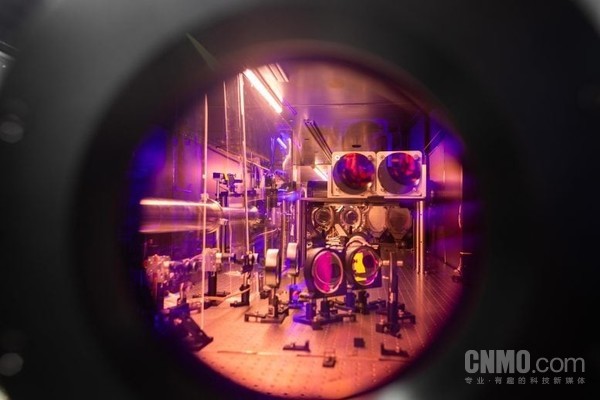 Tia laser mạnh nhất của Mỹ, ZEUS, phát ra chùm tia 2 petawatt vượt quá sản lượng điện toàn cầu gấp 100 lần