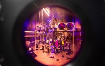 Tia laser mạnh nhất của Mỹ, ZEUS, phát ra chùm tia 2 petawatt vượt quá sản lượng điện toàn cầu gấp 100 lần