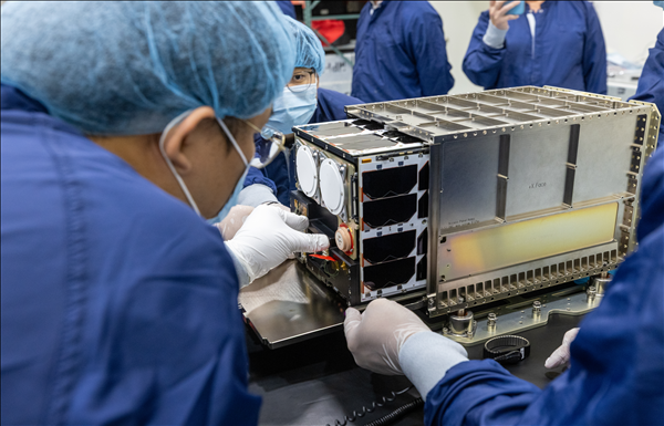 Các nhà nghiên cứu đang kiểm tra vệ tinh K-RadCube (nguồn ảnh NASA)